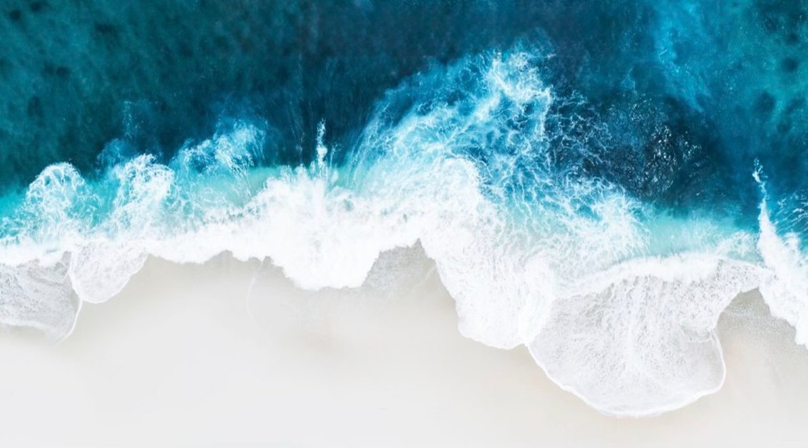 vue aerienne sur la mer et le sable