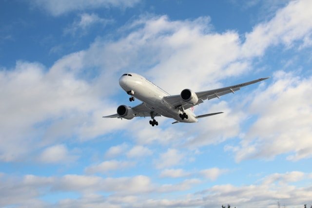 avion qui décolle dans le ciel